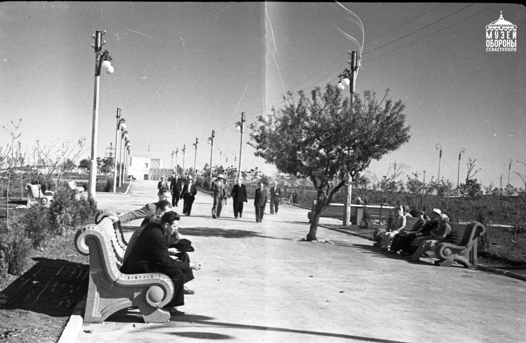 2.Центральная аллея Малахова кургана. [1957-1958 гг.] Баженов А. В..jpg
